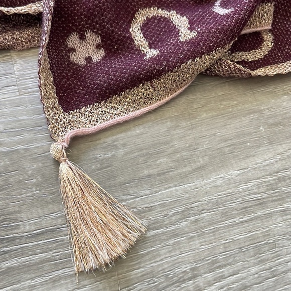 🆕 BCBGeneration | Lucky Horseshoe Tassle Scarf - Picture 3 of 7